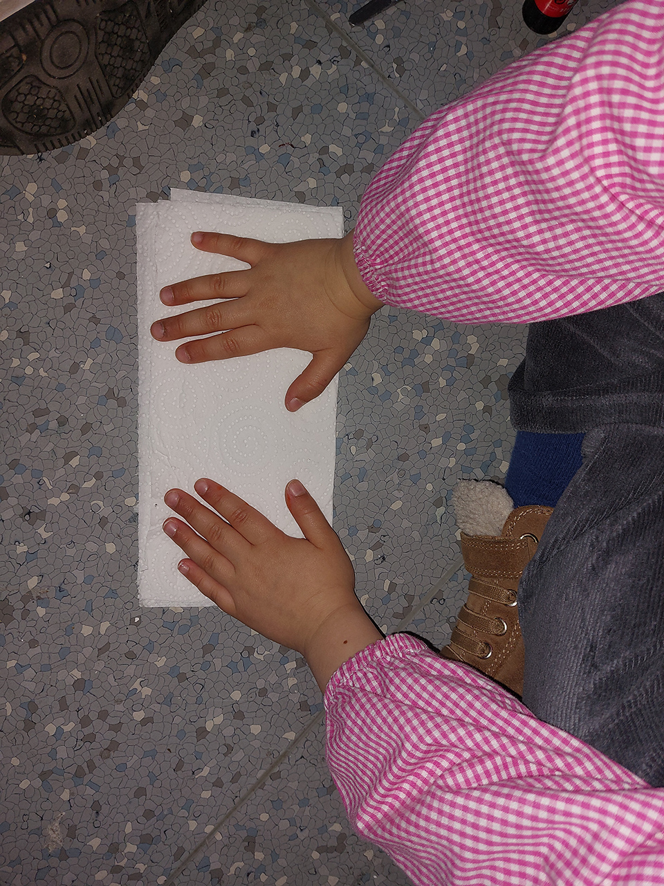 mani di bambina su un foglio