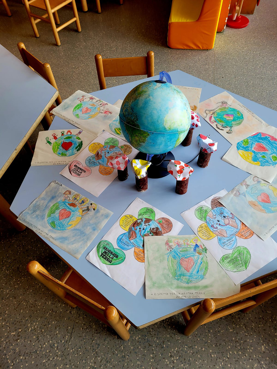 tavolo su cui sono presenti vari disegni creati da bambini