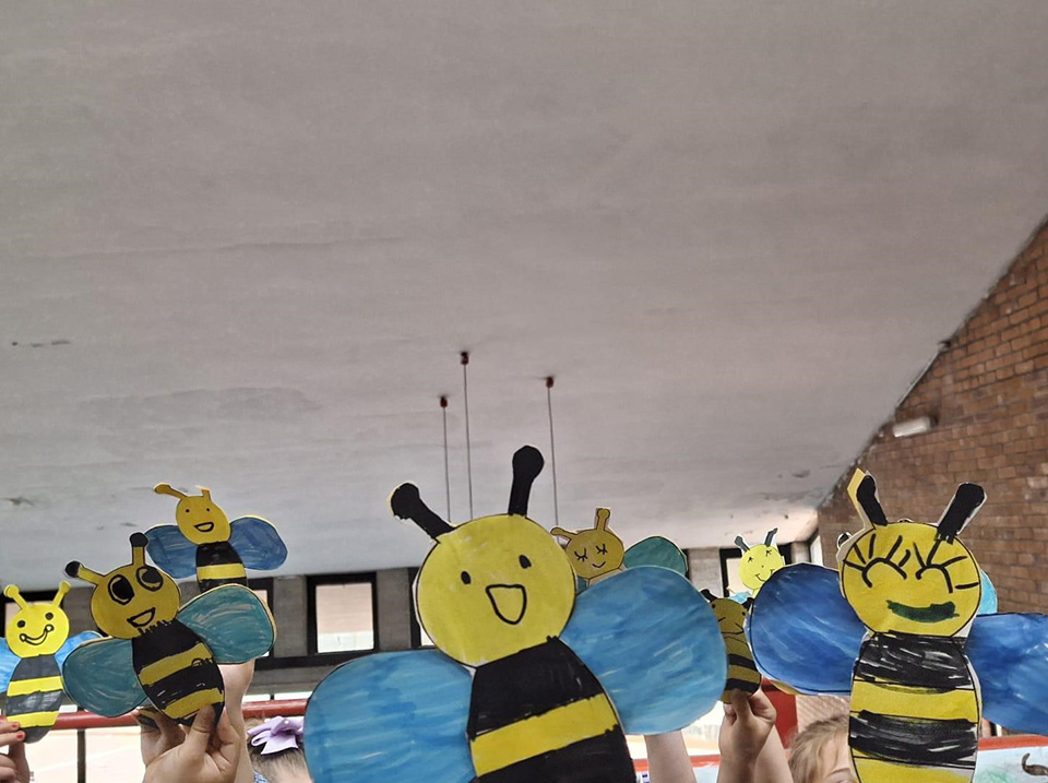 lavoretti a forma di ape creati da bambini