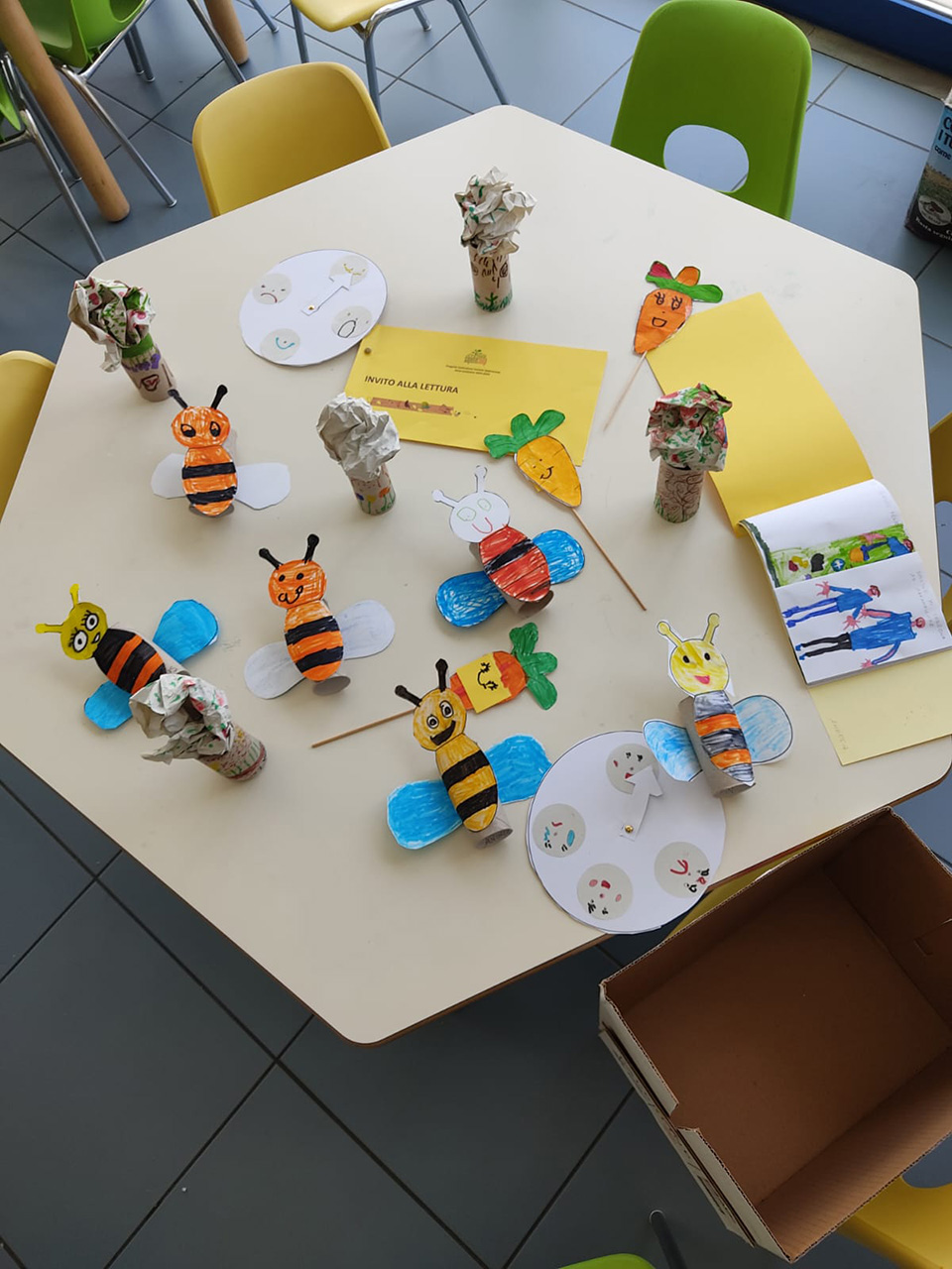 vari disegni e lavoretti creati da bambini rappresentanti le api