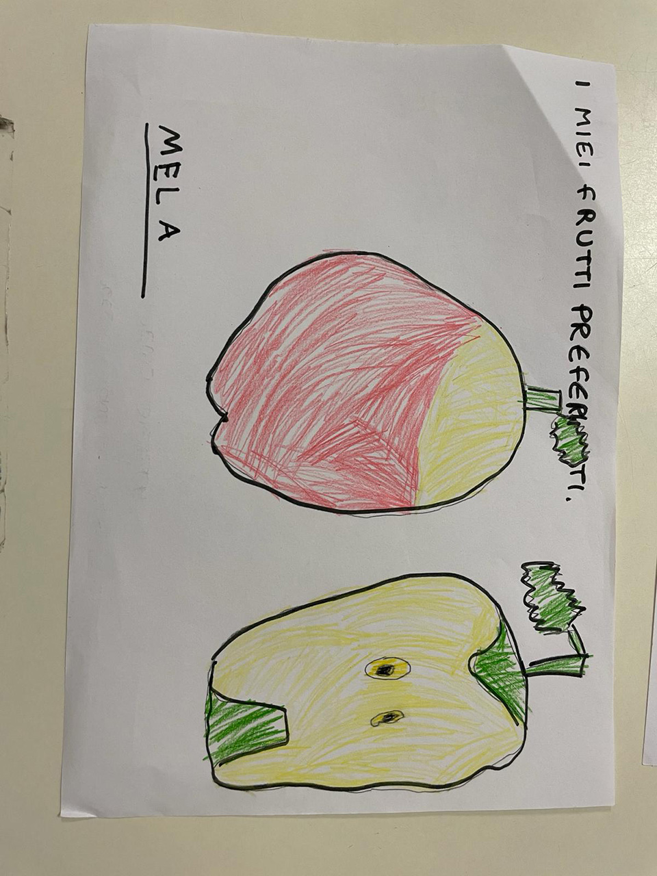 disegno creato da bambino di una mela