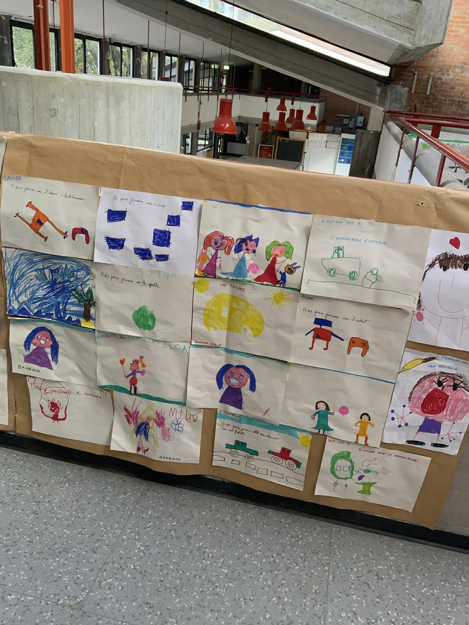 cartellone con vari disegni creati da bambini